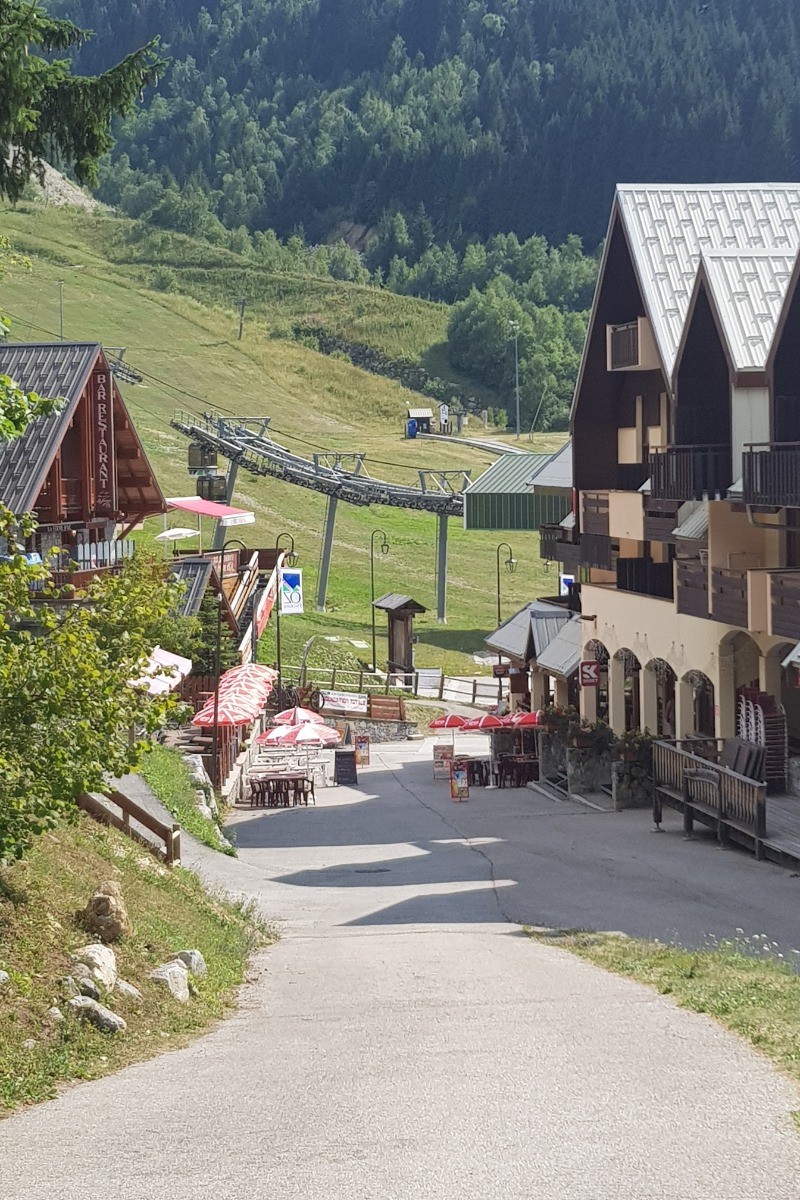 Départ du télésiège du Poutran, on y accède à ski par le bas de l'appartement