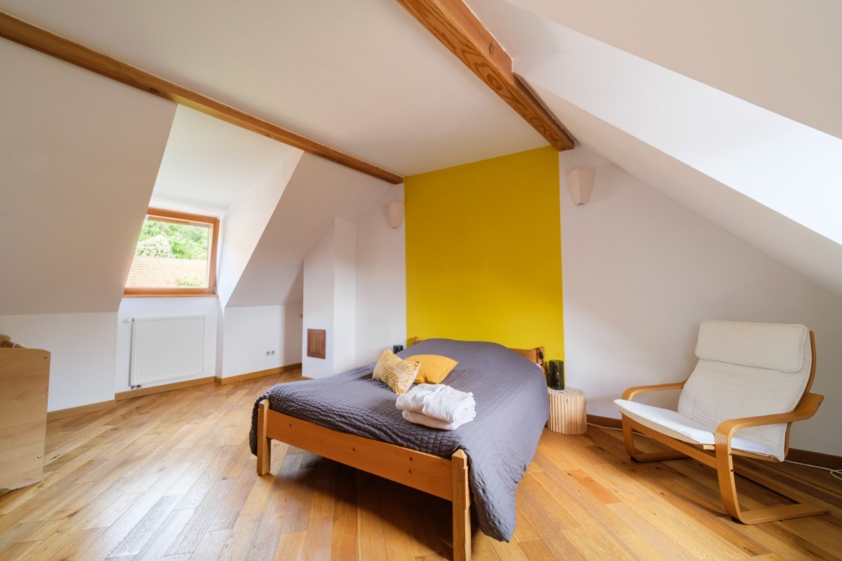 Chambre (1) avec un lit double et un lit bébé