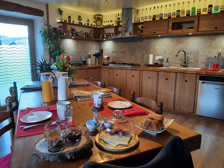 Petit déjeuner gourmand sucré/ salé - Chambre d’hôtes La Pimprenelle : repos et nature – Vosges