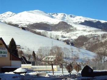 Opposite the gîtes "Le Chalet" hotel complex