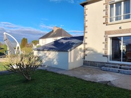 Jardin à l'arrière de la maison avec pelouse, terrasse, 2 salons de jardins haut et bas et parasol. Garage fermé pour stocker vos vélos, poussettes, paddle, etc.