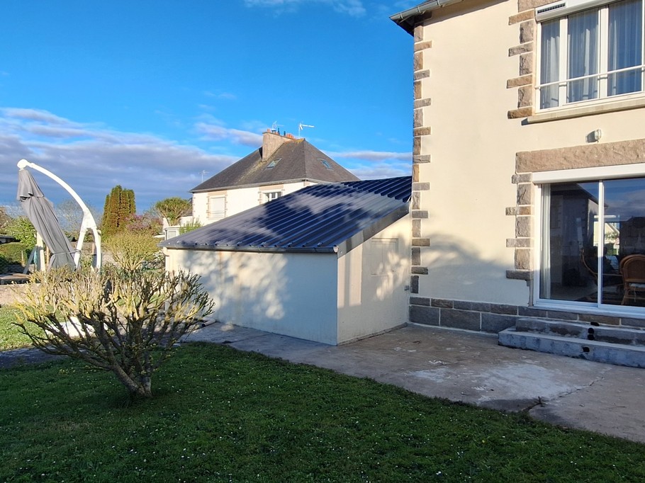 Jardin à l'arrière de la maison avec pelouse, terrasse, 2 salons de jardins haut et bas et parasol. Garage fermé pour stocker vos vélos, poussettes, paddle, etc.