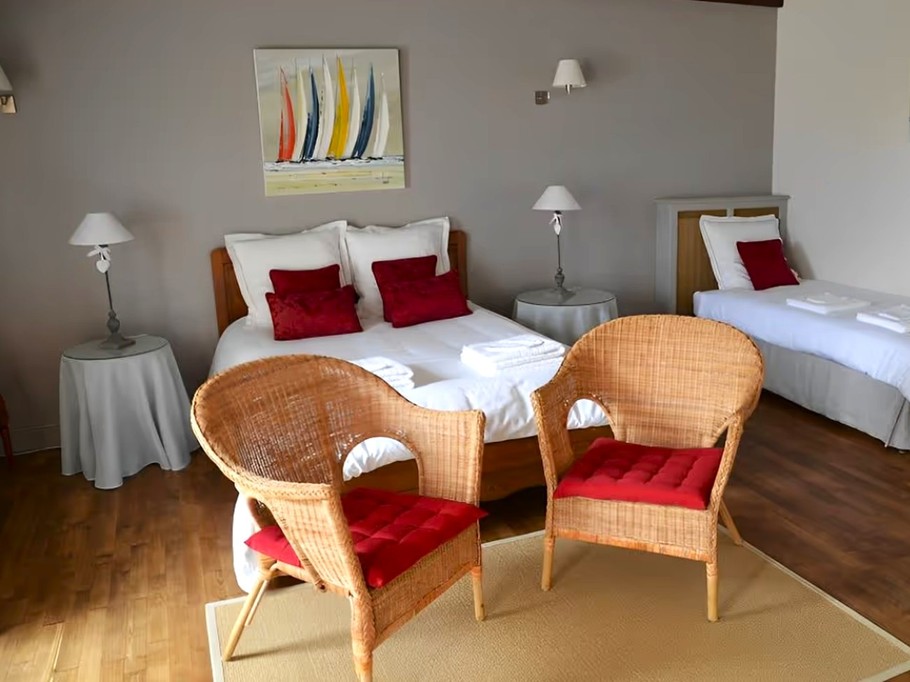 Chambre de plain-pied pour 2 à 3 personnes, avec bureau, TV et salle d'eau communicante aménagée PMR