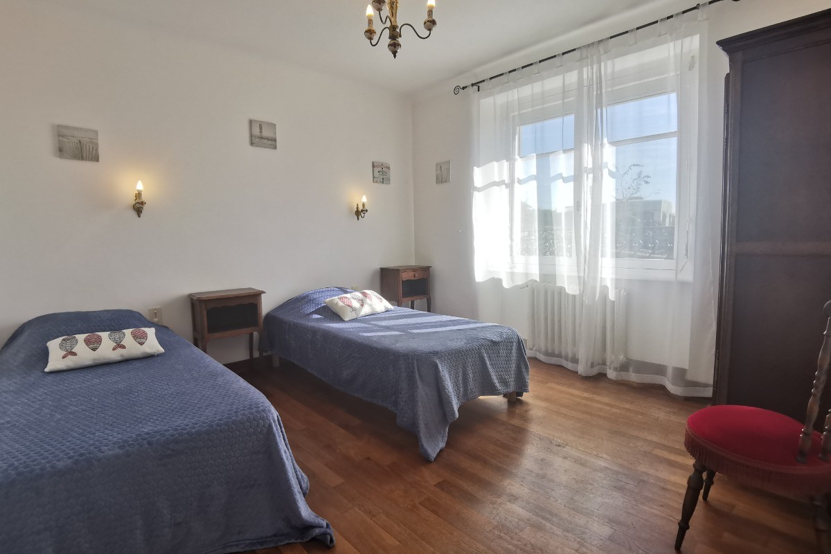 Chambre 2 avec 2 lits 90