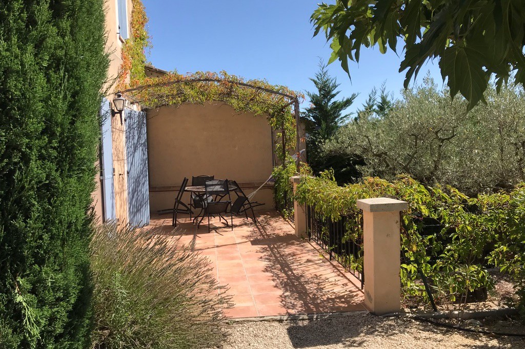 La terrasse de L'Olivier, sous la tonnelle, pour prendre les repas