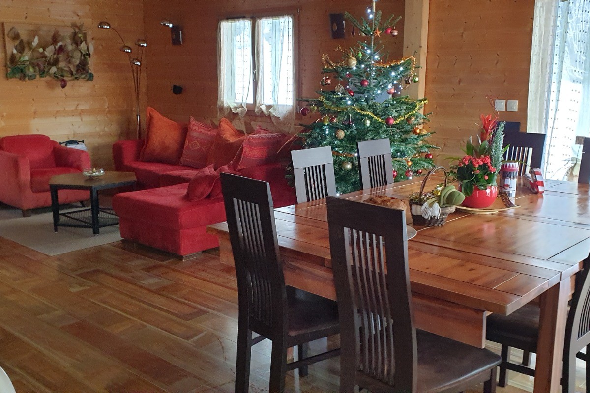 Pièce de vie lumineuse aux couleurs de Noël - Chalet Poème