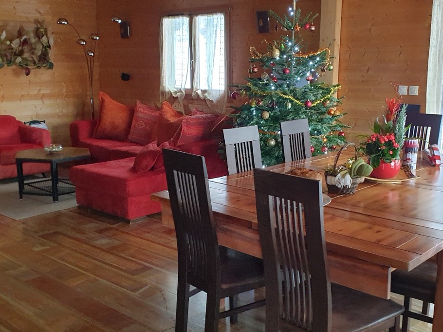 Pièce de vie lumineuse aux couleurs de Noël - Chalet Poème