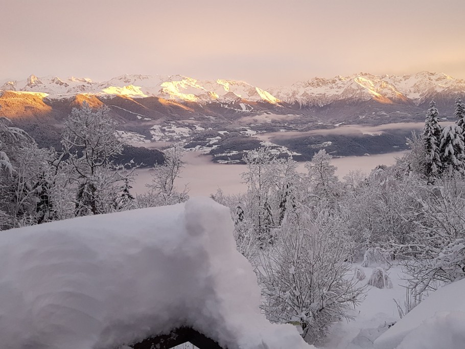 Evasion au Naturel - Balcon de Marcieu - vue de la terrasse du gite de groupe - après une chute de neige en hiver au col de Marcieu en Chartreuse