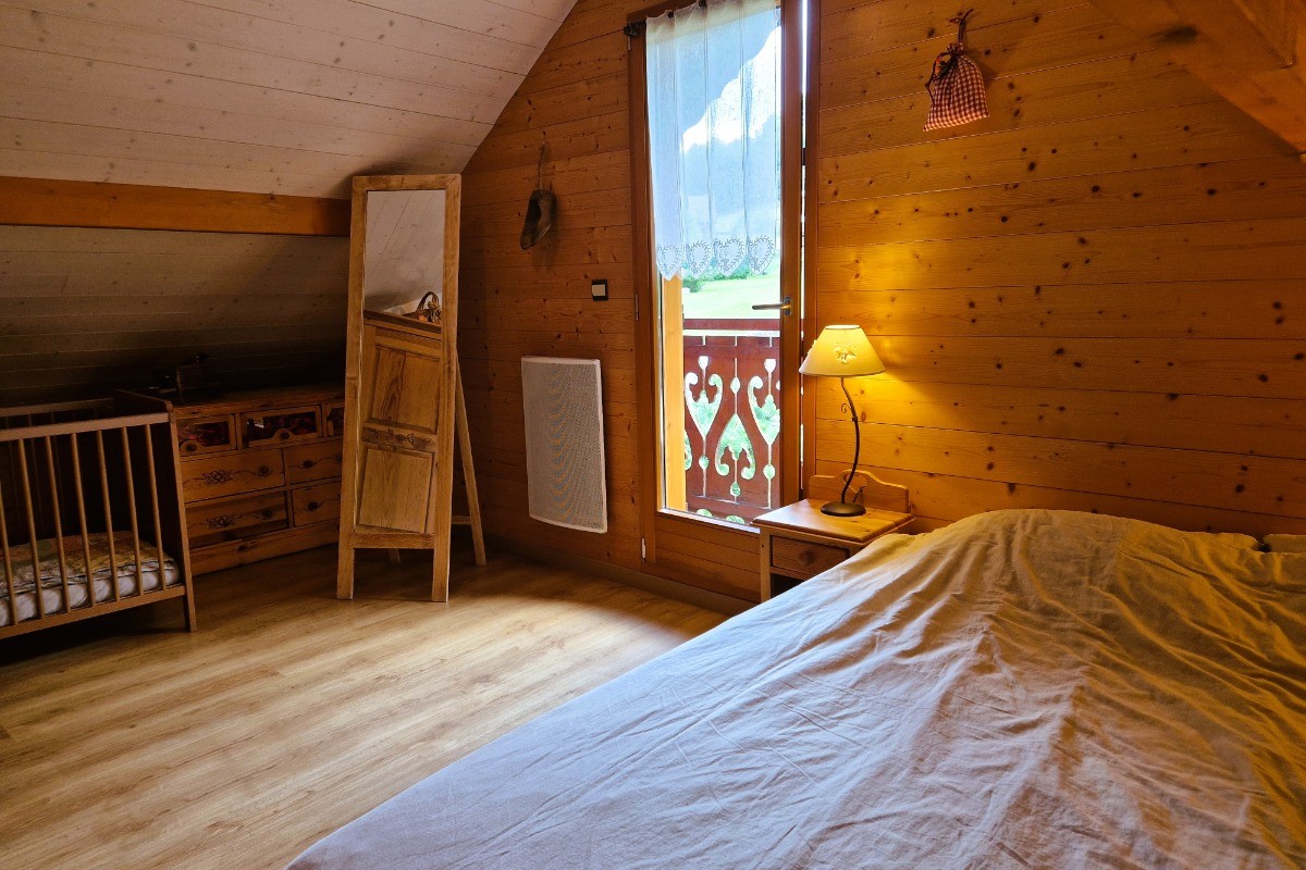 Chambre n°1 avec un lit double et accès balcon - Chalet Biazot, proche du Lac de Xonrupt-Longemer