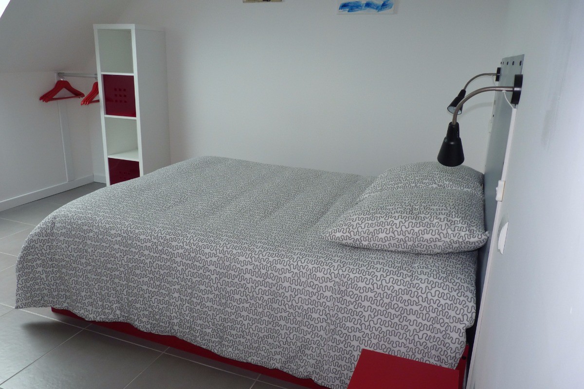 Chambre  lit de 140 x 190 cm à l'étage