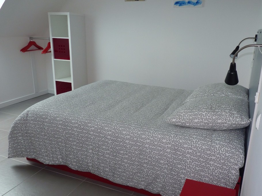 Chambre  lit de 140 x 190 cm à l'étage