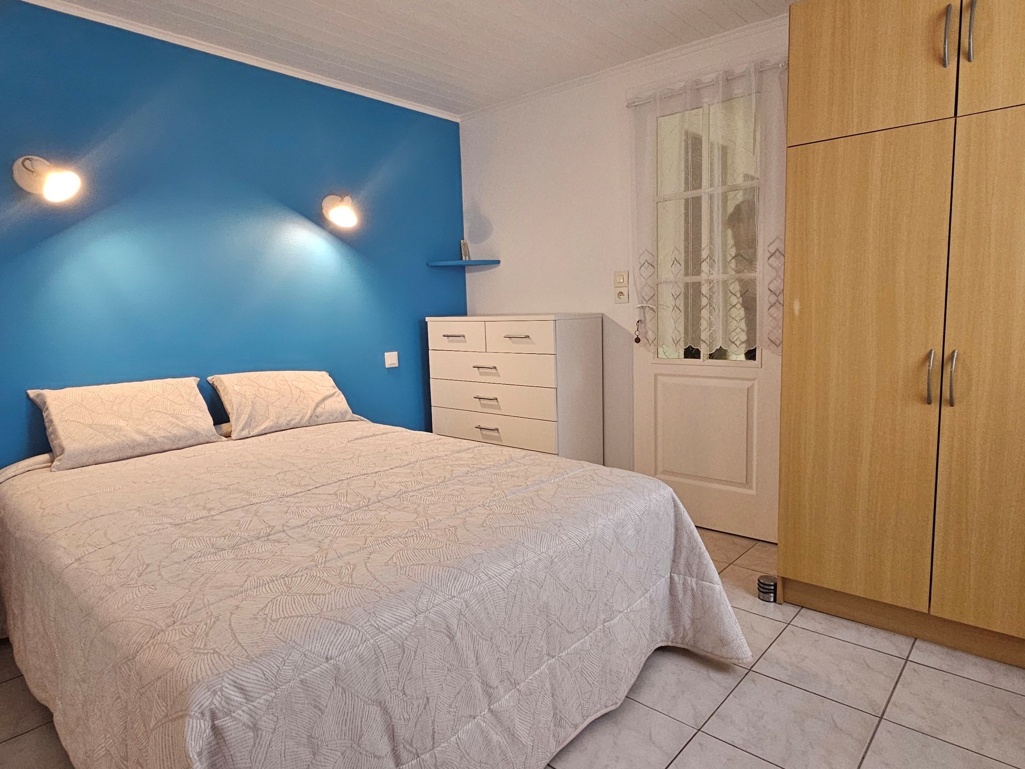 2e chambre avec lit de 140 confortable et neuf avec armoire