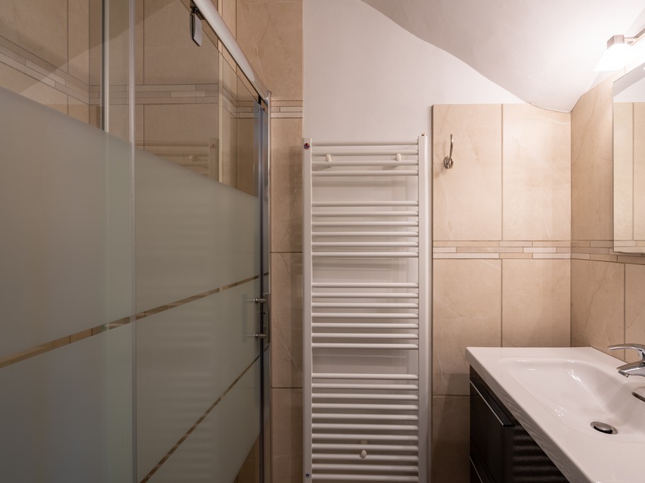 Bathroom R d C