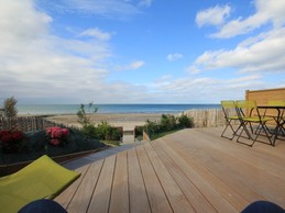 dos à la maison, sur la terrasse principale, quelques marche au milieu du jardin et passé le portillon c'est la digue haute/promenade.