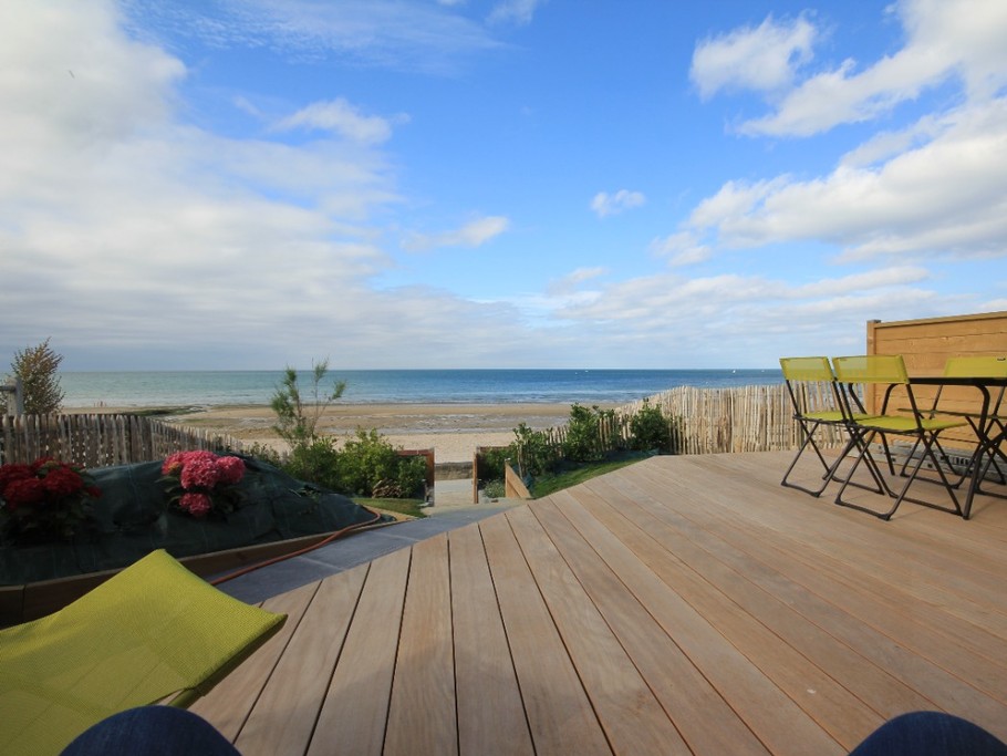 dos à la maison, sur la terrasse principale, quelques marche au milieu du jardin et passé le portillon c'est la digue haute/promenade.