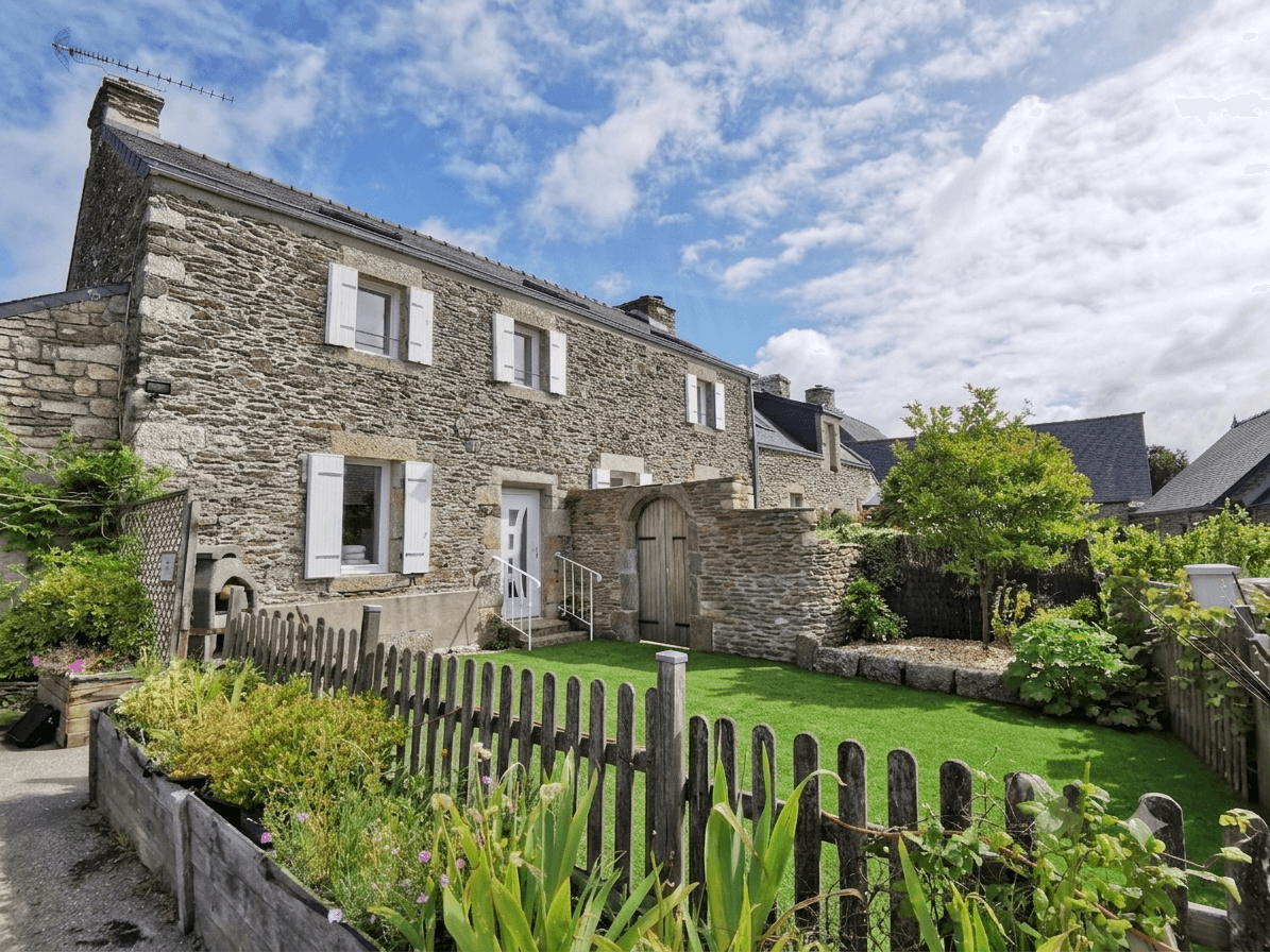 House with an enclosed garden and artificial grass