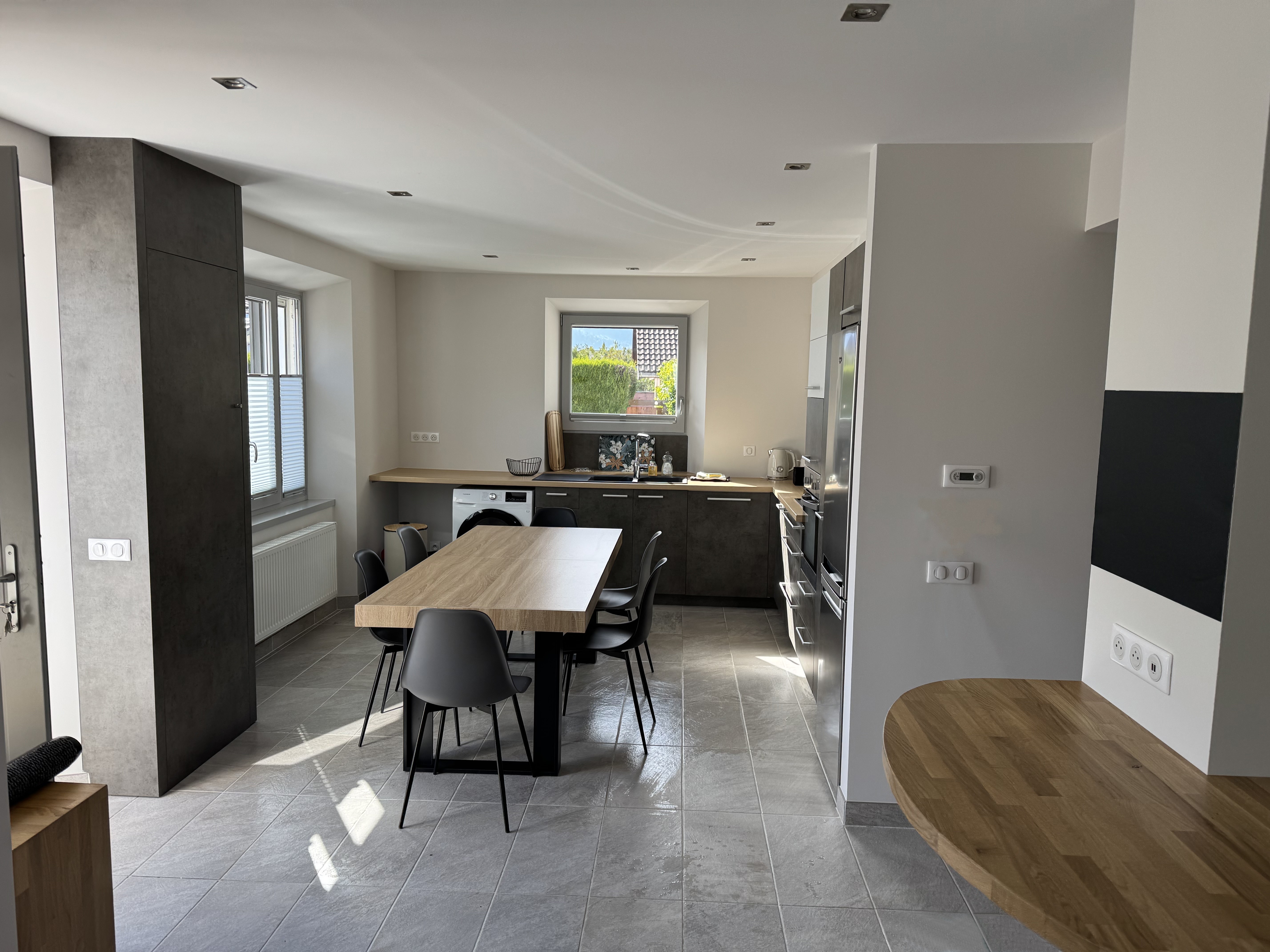 Coin cuisine et repas vue depuis le séjour