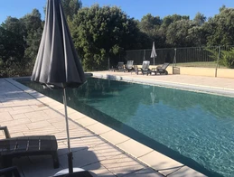 Une magnifique piscine de 15 m x 6 pour allier natation et farniente
