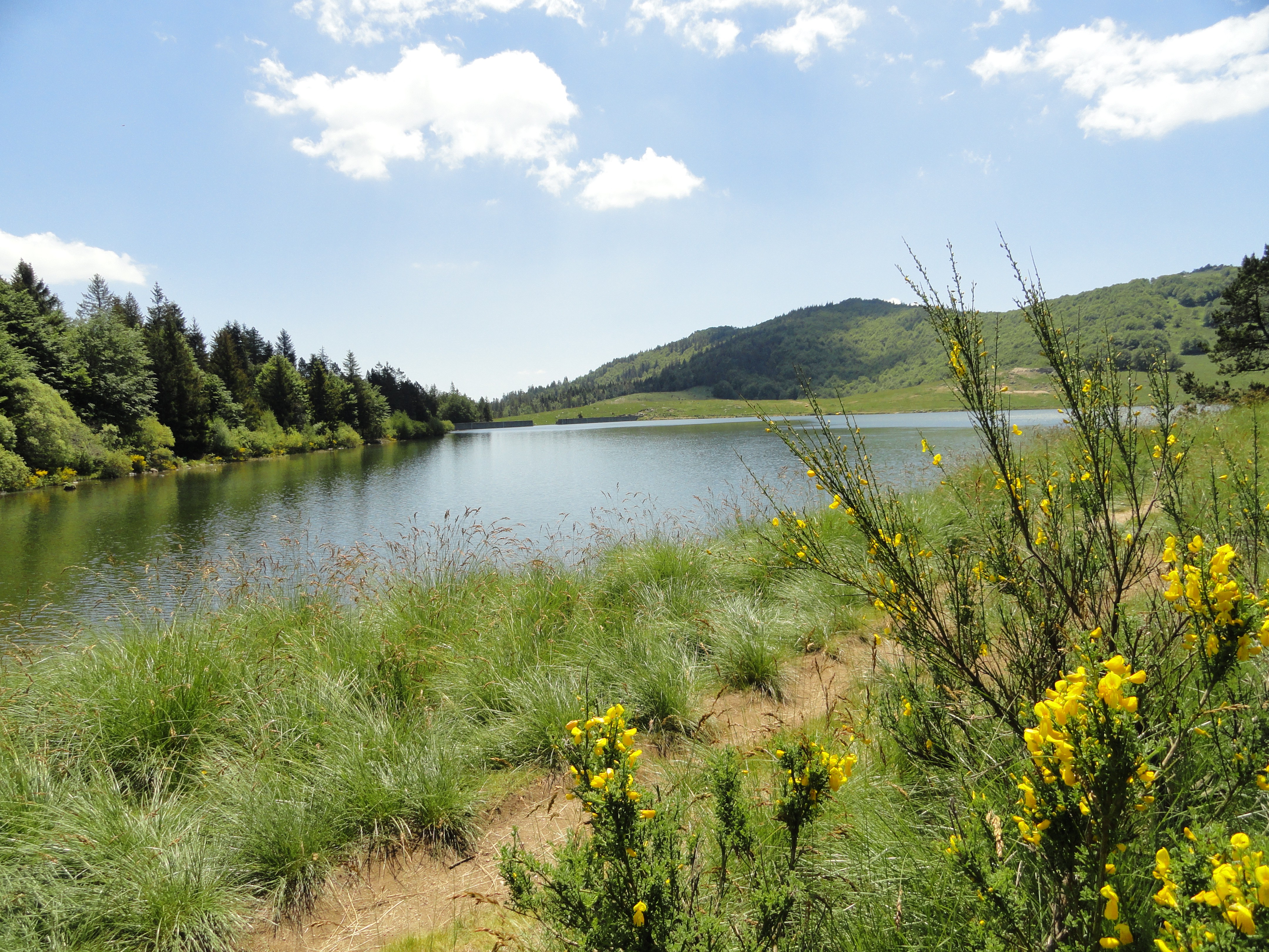 LAC DES PISES - direct access on foot or by mountain bike, nearby by car -
close to an ASTRONOMIC OBSERVATORY -