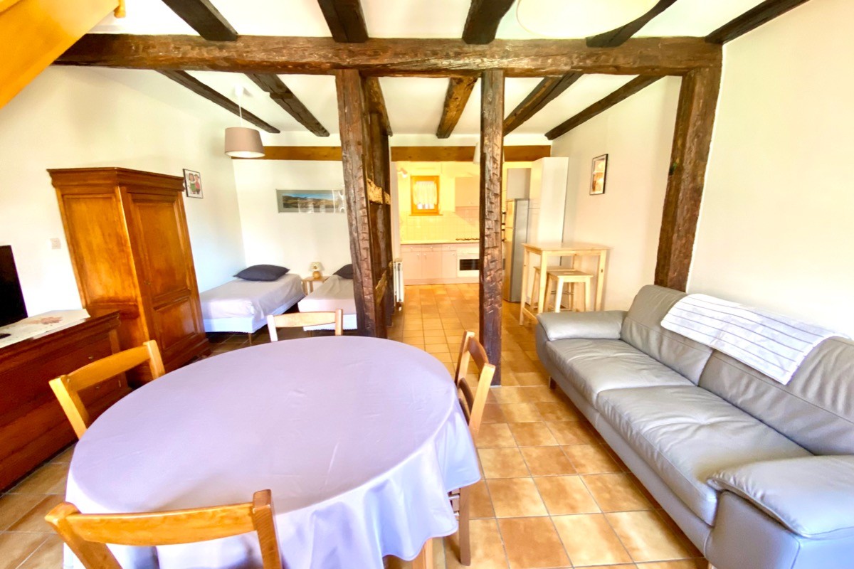Vous serez séduits par ces belles poutres apparentes donnant un cachet indéniable au gîte !