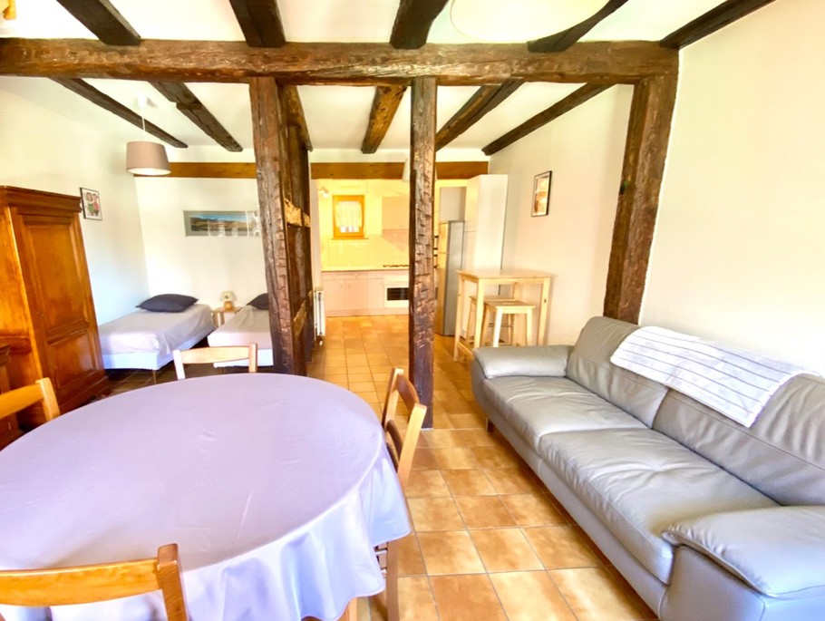Vous serez séduits par ces belles poutres apparentes donnant un cachet indéniable au gîte !