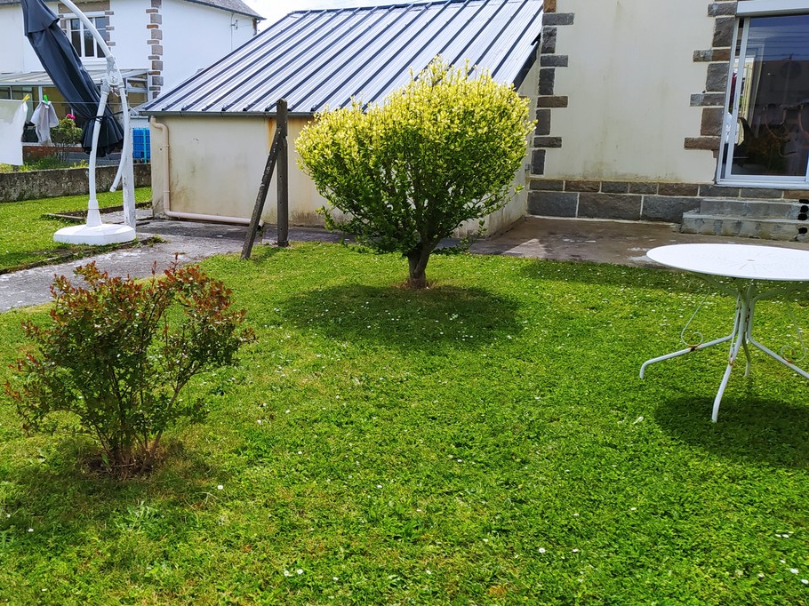 Jardin à l'arrière de la maison avec pelouse, terrasse, 2 salons de jardins haut et bas et parasol. Garage fermé pour stocker vos vélos, poussettes, paddle, etc.