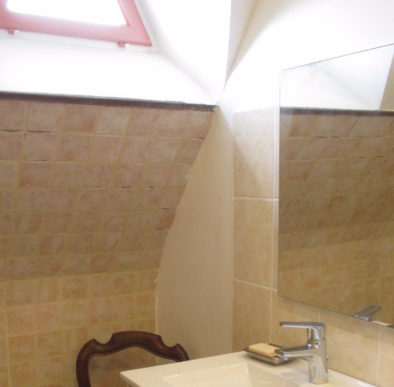 la salle d'eau avec douche, WC, vasque sur meuble, table a langer