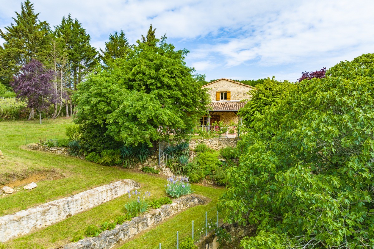 En contrebas de la maison les murets, le vallon,  balade possible .
