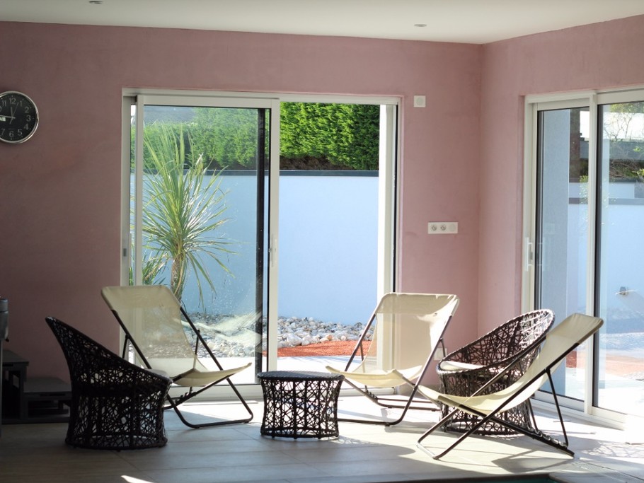 salle de repos au bord de la piscine commune