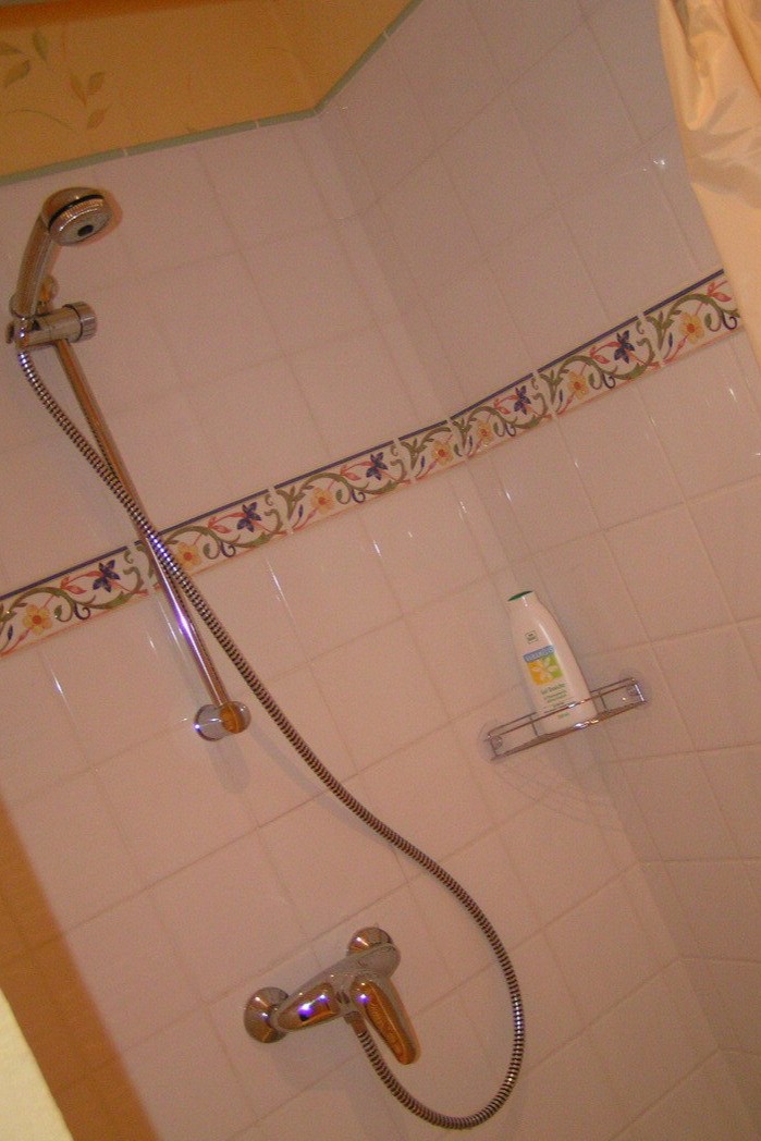et salle de douche indépendante