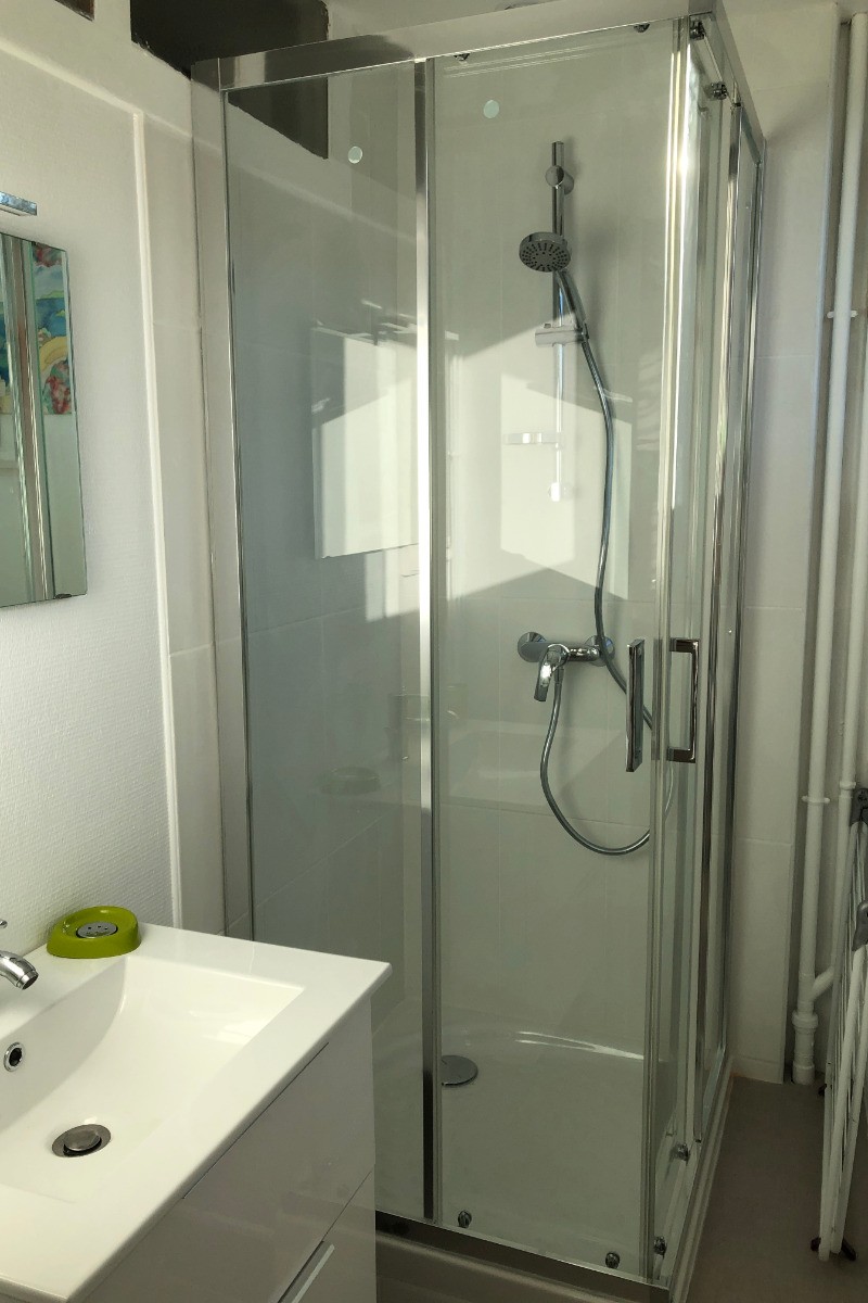 salle de bain, neuve et agréable par la fenêtre qui permet de bien aérer