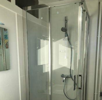 salle de bain, neuve et agréable par la fenêtre qui permet de bien aérer