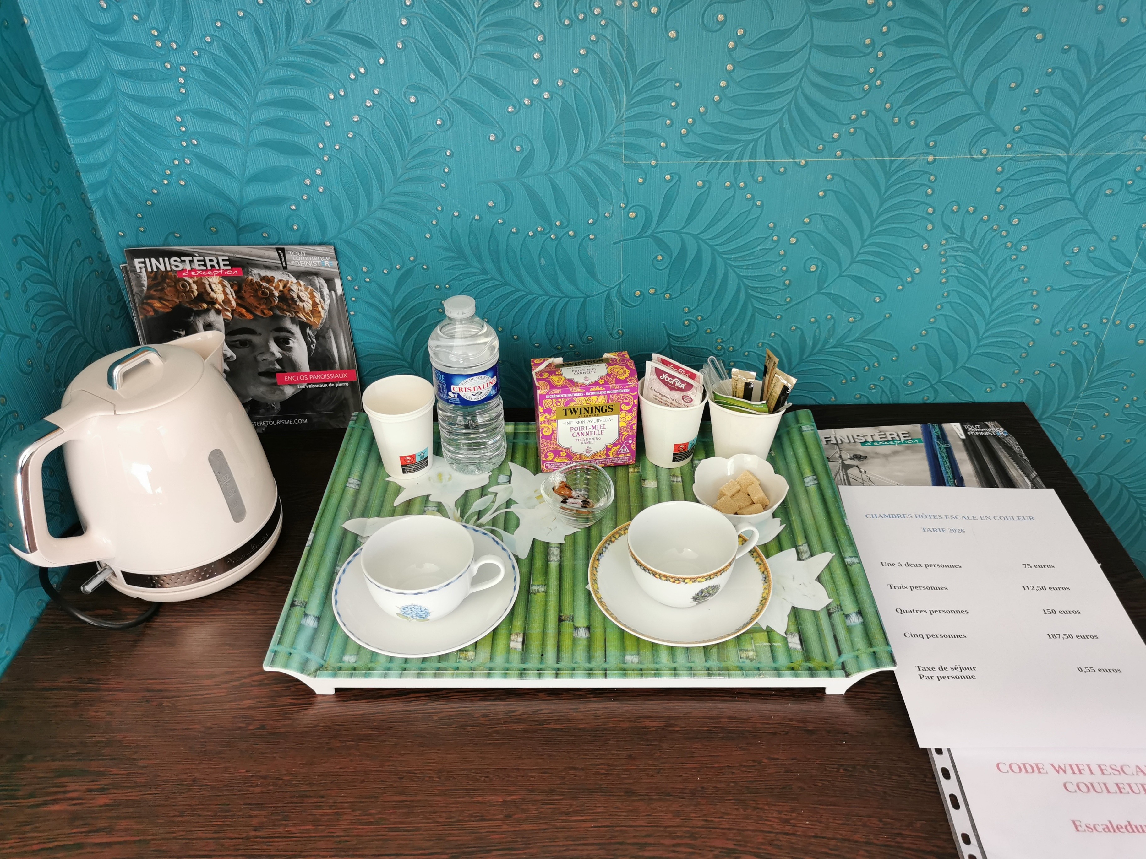Chambre 1: Plateau de courtoisie (bouilloire, thé, café)