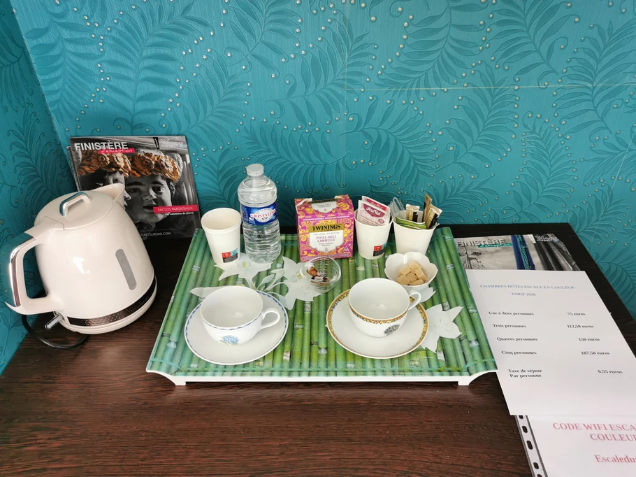 Chambre 1: Plateau de courtoisie (bouilloire, thé, café)