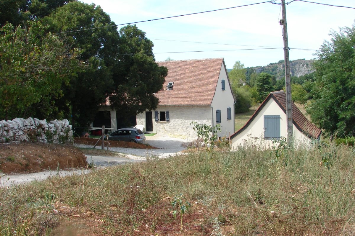 vue d'ensemble maison et garage