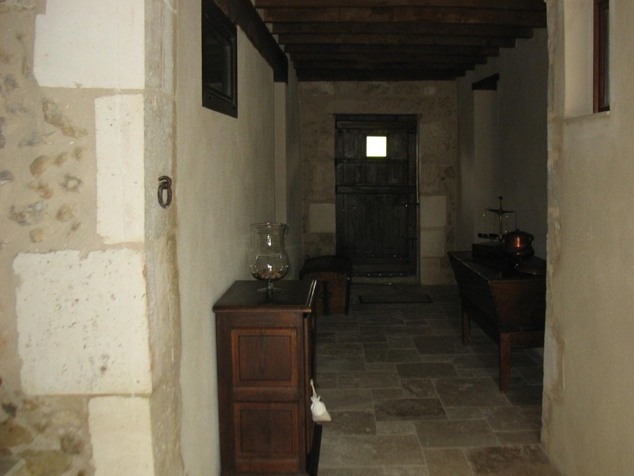 Couloir intérieur desservant les chambres avec accès à la terrasse nord