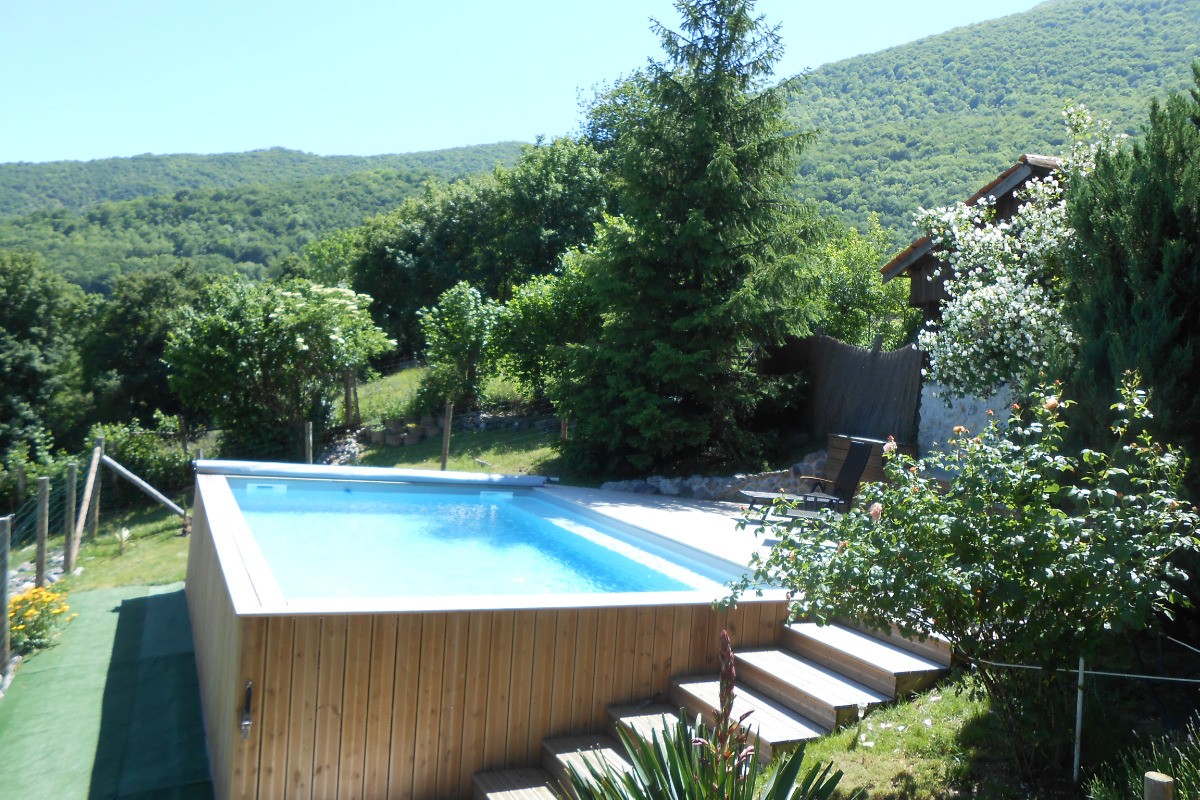 Piscine en bois, chauffée du 1er juin au 30 septembre