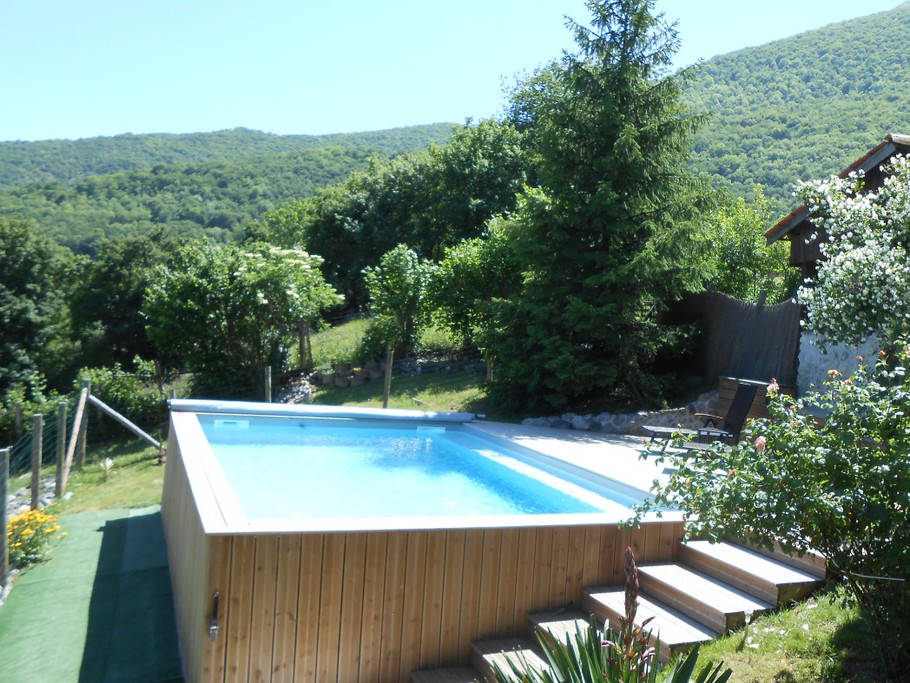 Piscine en bois, chauffée du 1er juin au 30 septembre