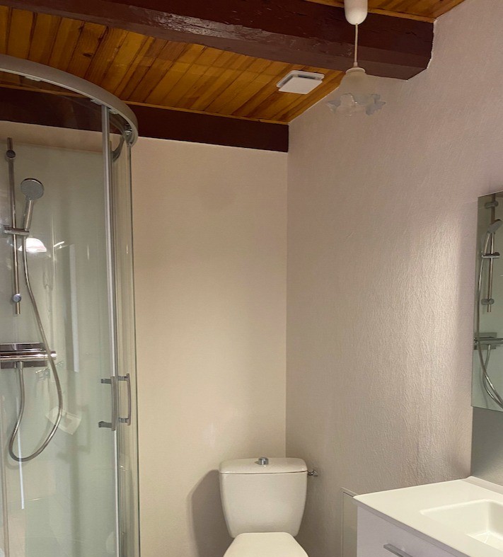 @Clévacances - GITE POUR 6 A 10 PERSONNES - CENTRE BRETAGNE - LOC ENVEL - ENTRE LE FINISTERE ET LA COTE DE GRANIT ROSE - salle de bain