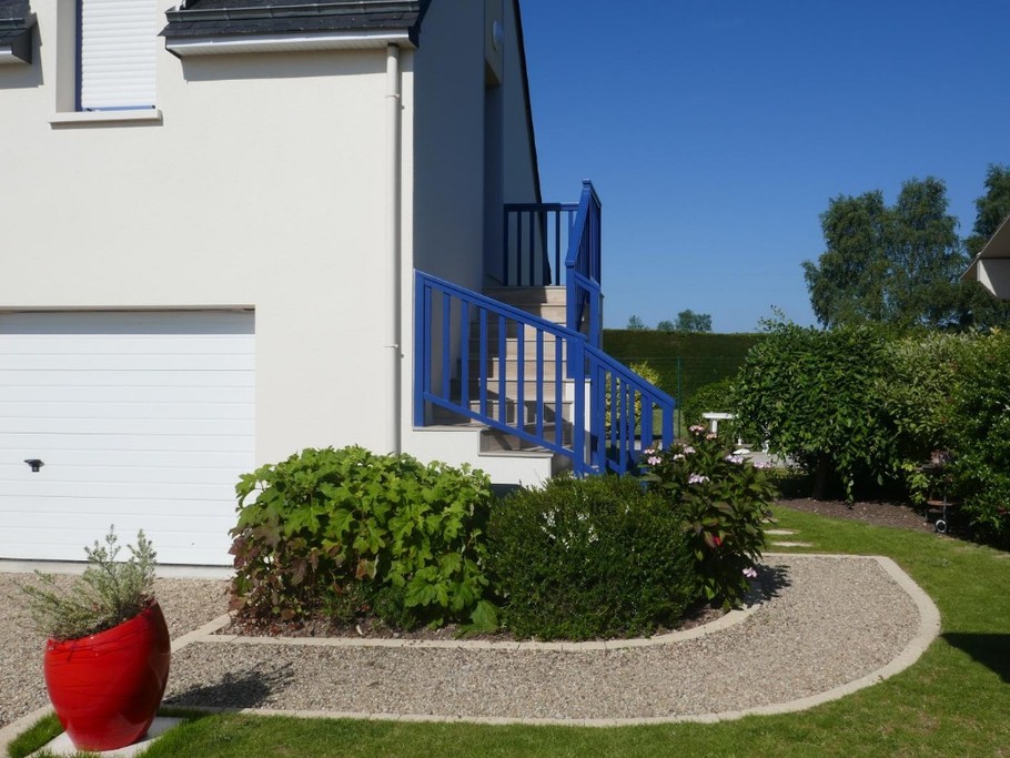 Vue sur Entrée gite et jardin privatif