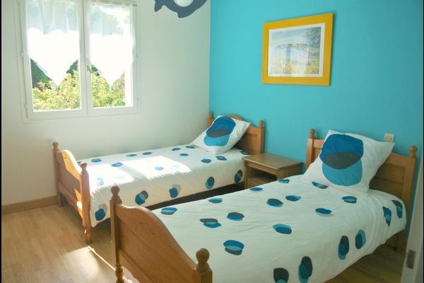 chambre lumineuse avec vue sur le jardin