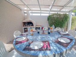 terrasse couverte et barbecue