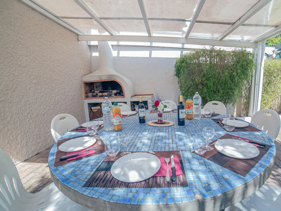 terrasse couverte et barbecue