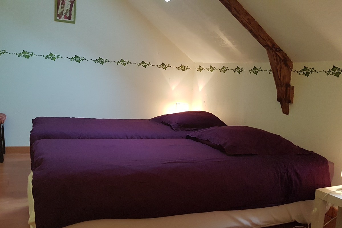 La chambre au 1er étage du studio annexe (2 lits 90 cm)