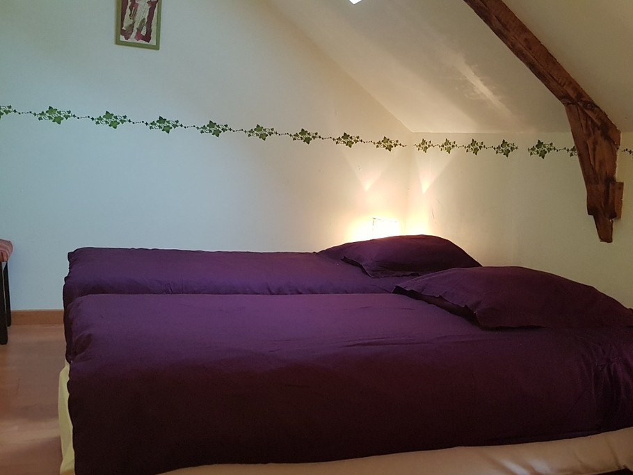La chambre au 1er étage du studio annexe (2 lits 90 cm)