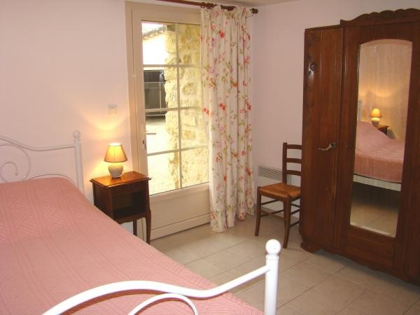 Chambre rose avec lit de 140 cm et salle d'eau (douche + WC)