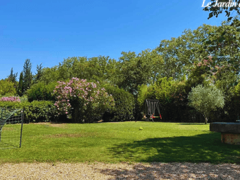 Jardin et balançoires