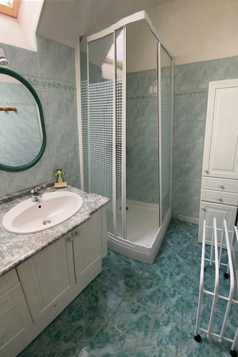 Cabinet de toilette à l'étage