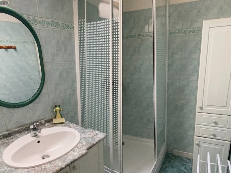 Cabinet de toilette à l'étage