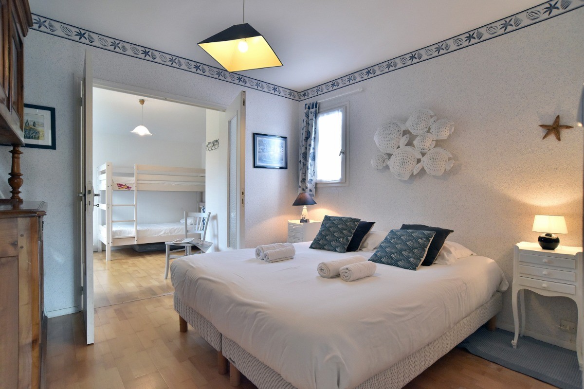 Chambre double lit 160X200, accès vers chambre enfants